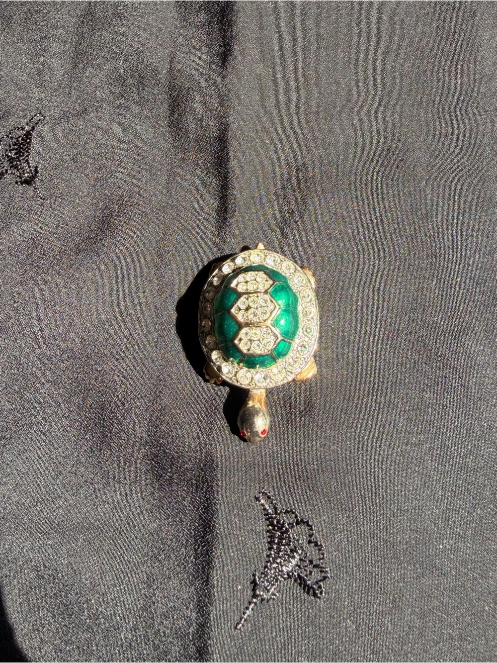 Green turtle brooch